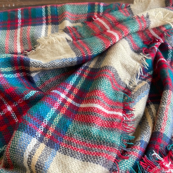 Large Lightweight Blanket Scarf/ Wrap / Throw - Picture 4 of 6